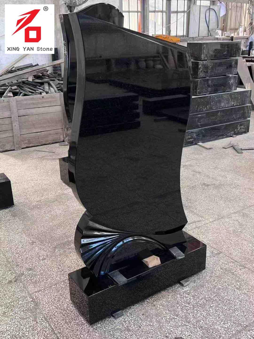 Sortformet kunstnerisk gravstein