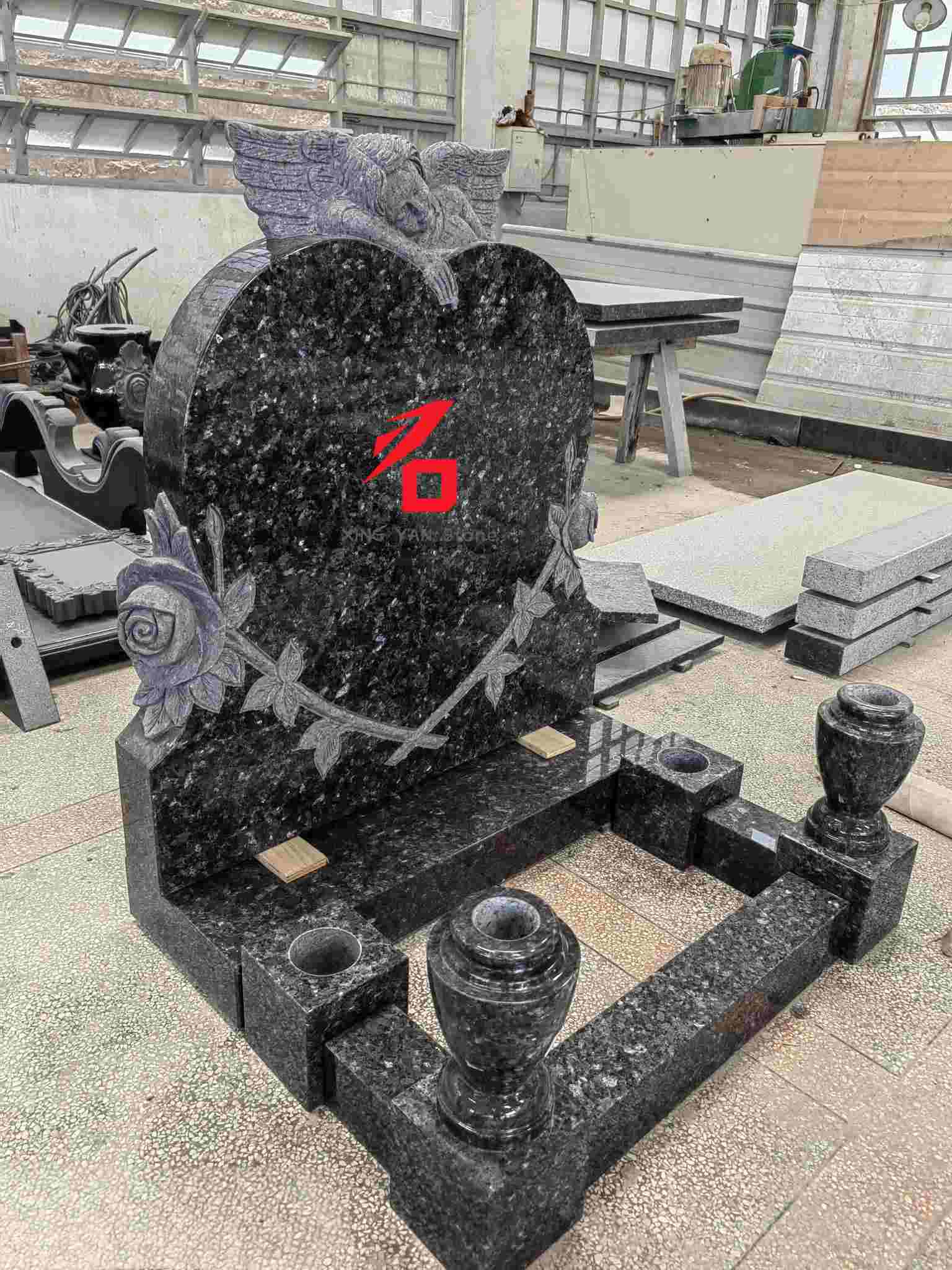 Blå perlegranitt hjerteformet engelminnesgravstein