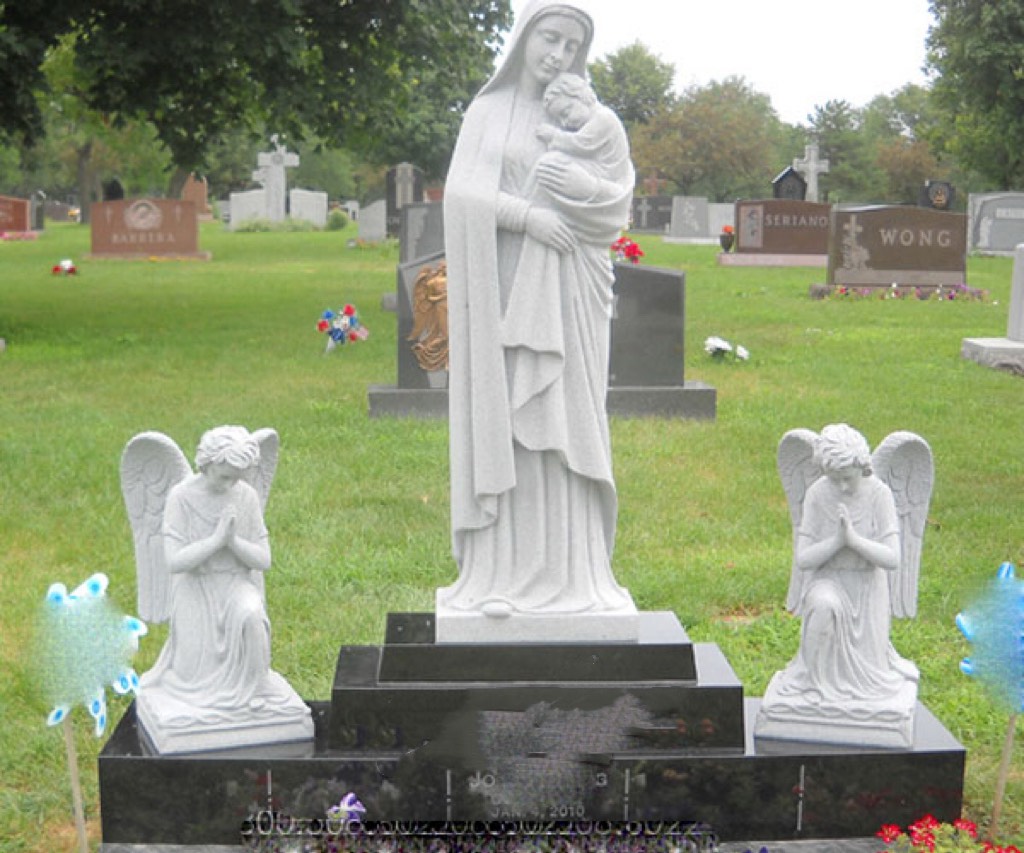 Madonna holder barn og bedende engelkombinasjonsmonument