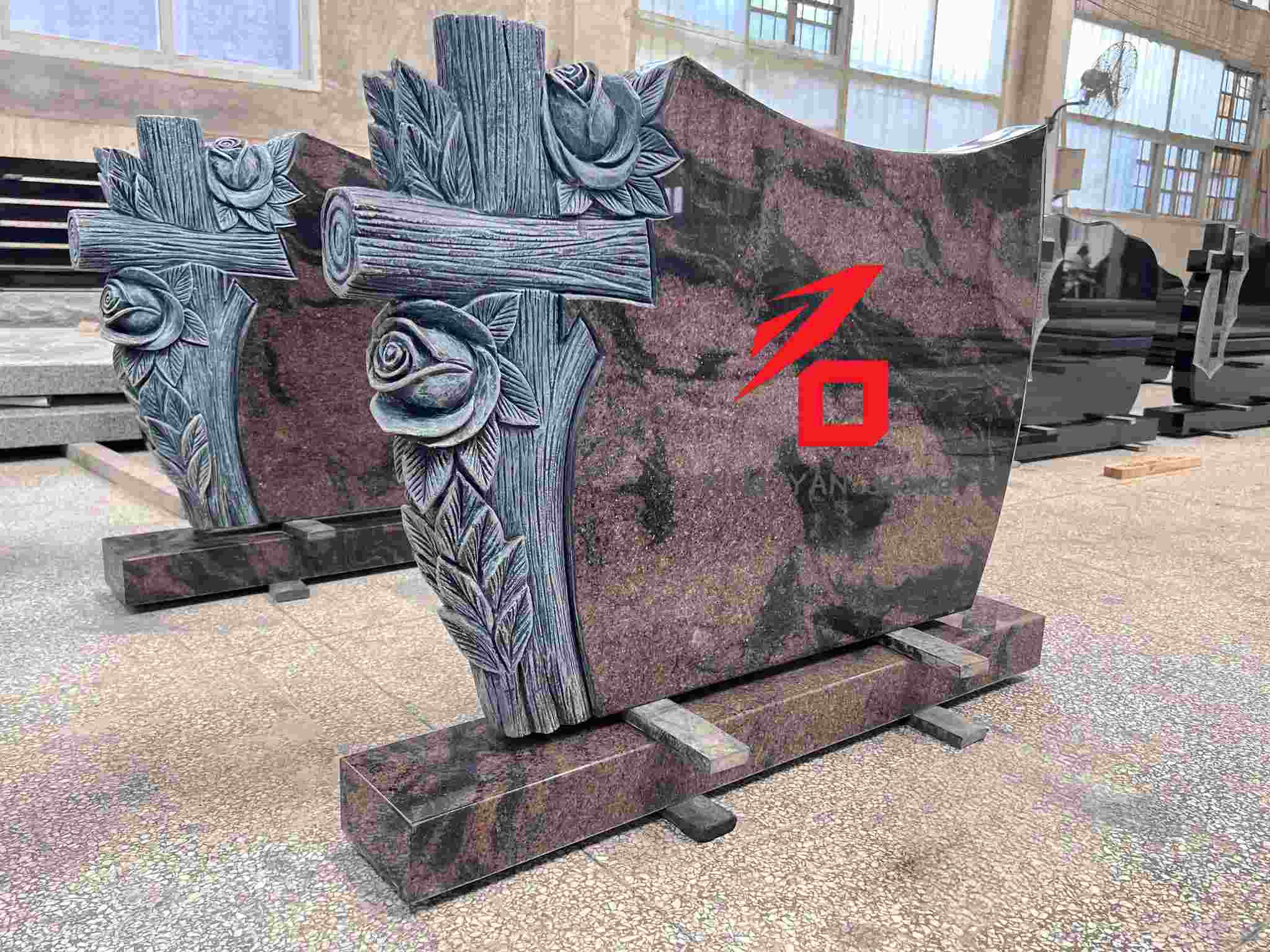 Gravminne om roser og korsmønster