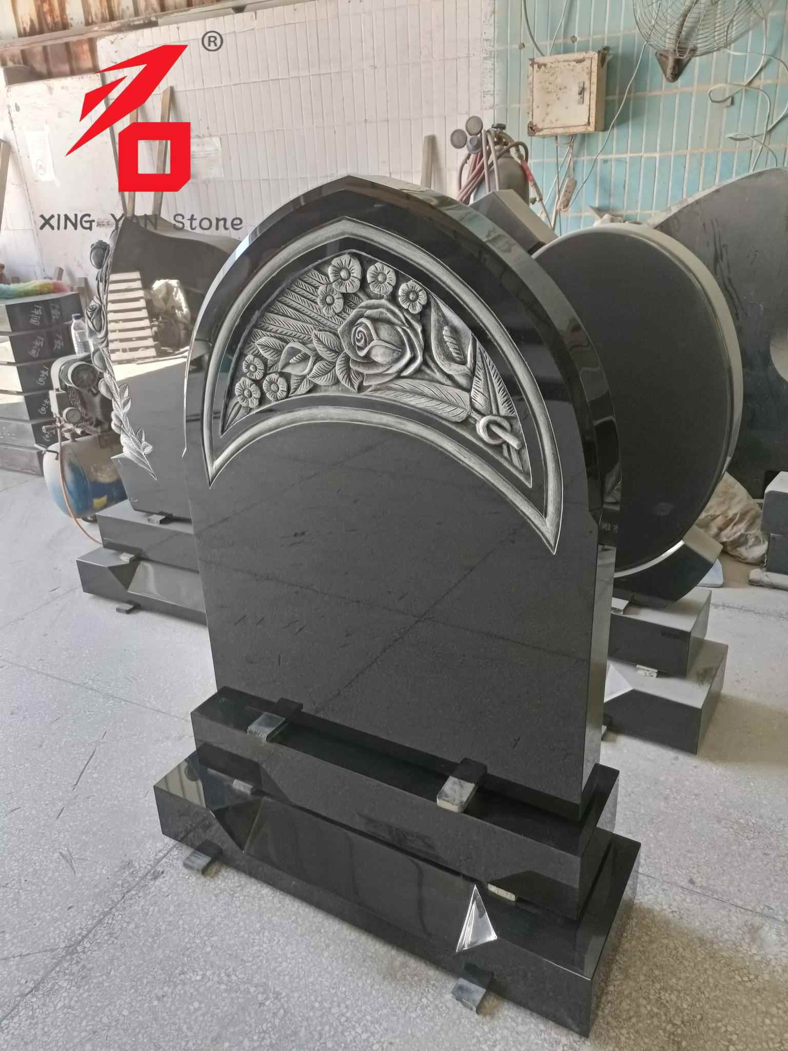 Rose-skåret gravstein, sort granitt buet gravstein