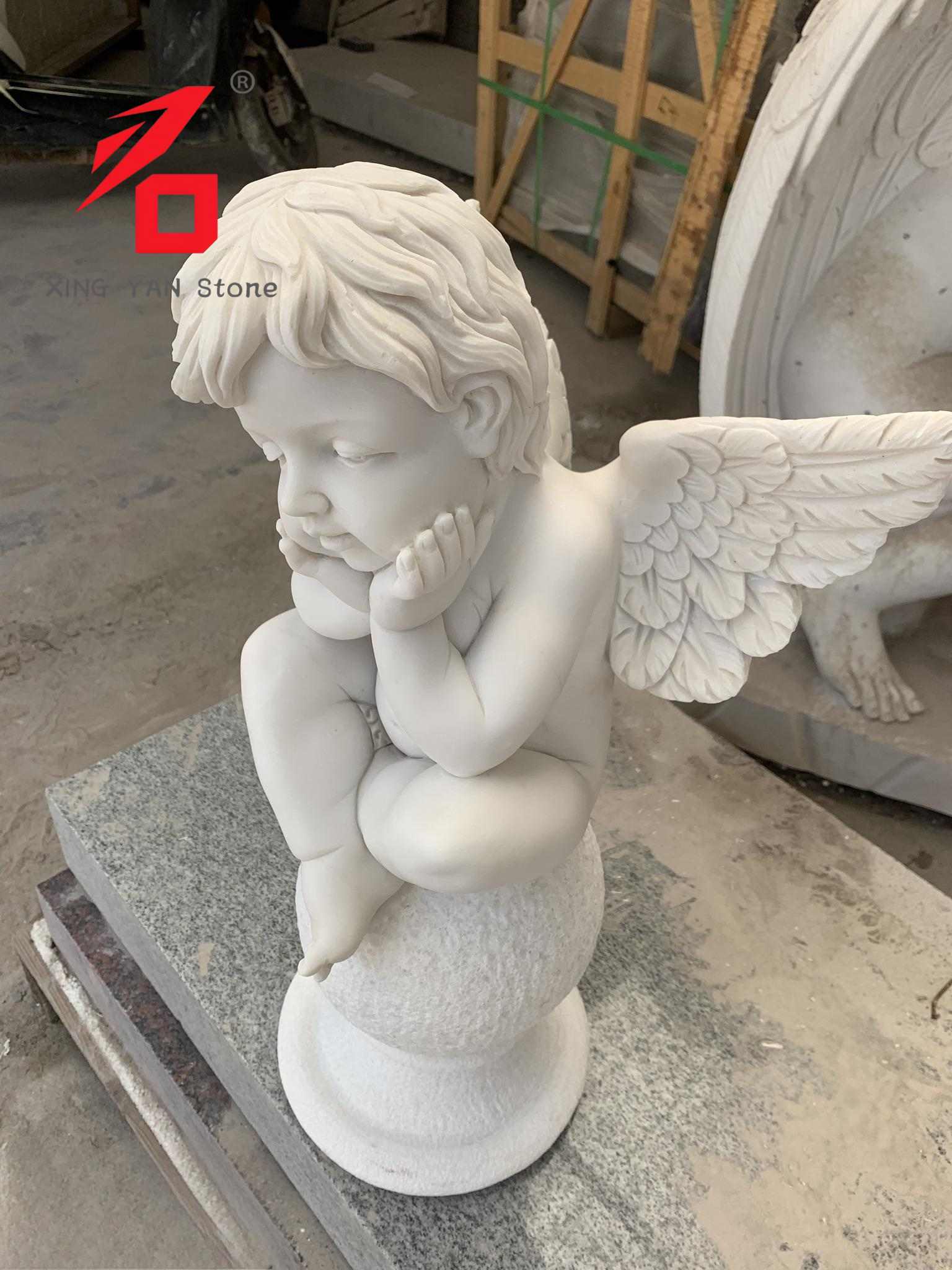 Pensive Angel Sculpture i hvit marmor